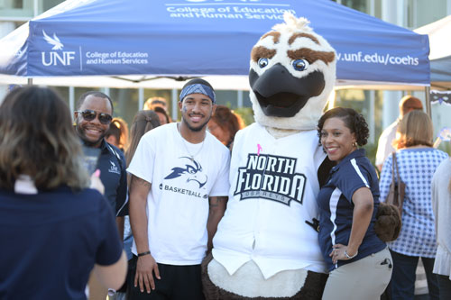 UNF students with mascot